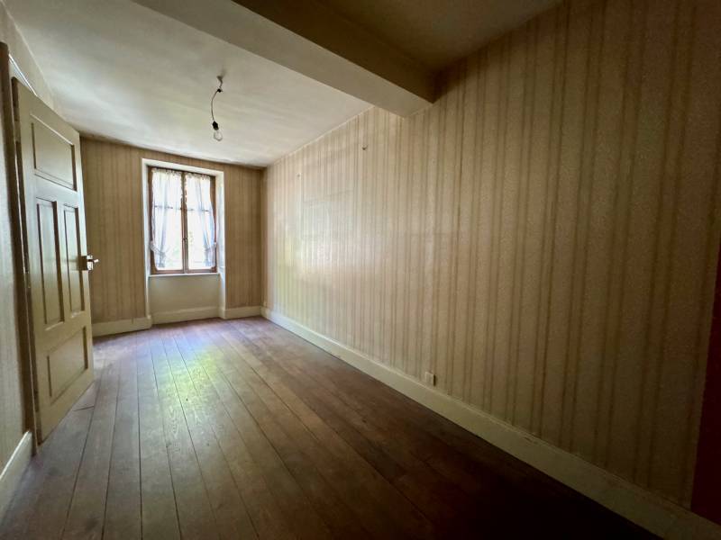 Maison à vendre 158 m² 7 pièces avec un Garage, une cour, une cave et un grenier 69 000 €