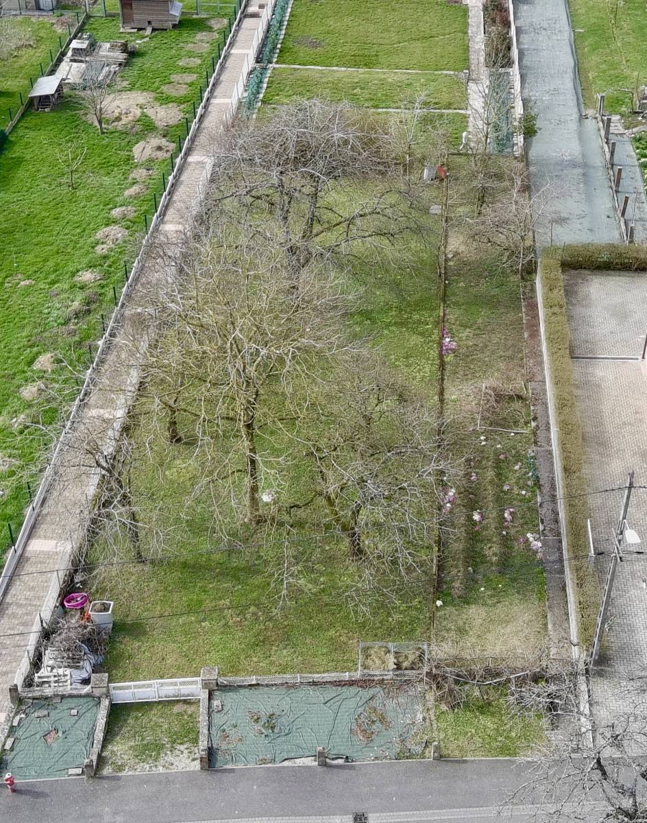 Terrain constructible de 832m² - Bust